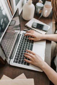 imagen de una persona escribiendo en un teclado 